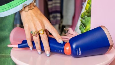 Philips Handdampfglätter der 5000er Serie steht auf pinkem Hocker