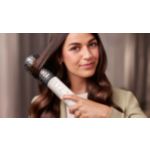 Ευέλικτο φορμάρισμα για λεία και λαμπερά μαλλιά