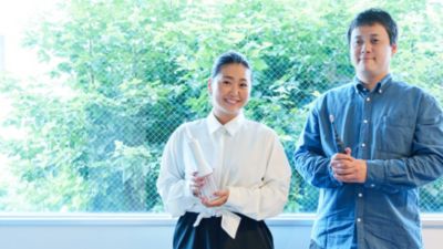 電動歯ブラシと電動フロスを手にしたインタビュー参加者2名;