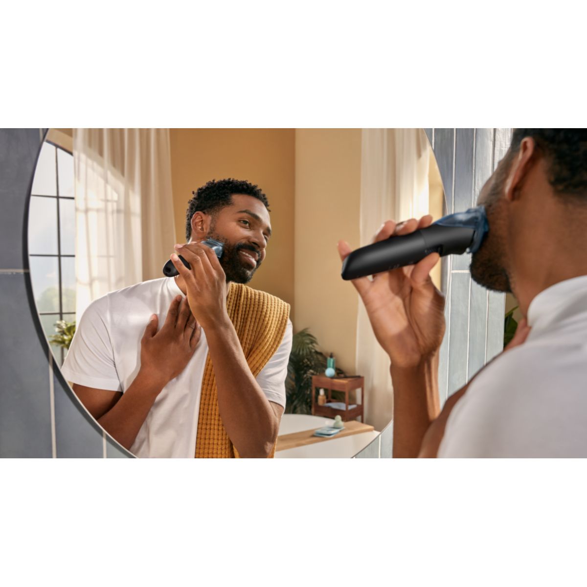 Norelco Beard Trimmer 5000 Series Beard styling with hair collector