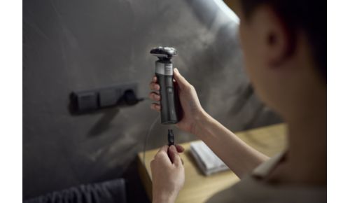 Tempo di ricarica di 1 ora per 50 minuti di rasatura e ricarica rapida di 5 minuti