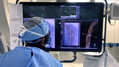 Chirurg die medische beeldvorming bekijkt