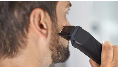 Il rasoio di precisione perfeziona i contorni di guance, mento e collo