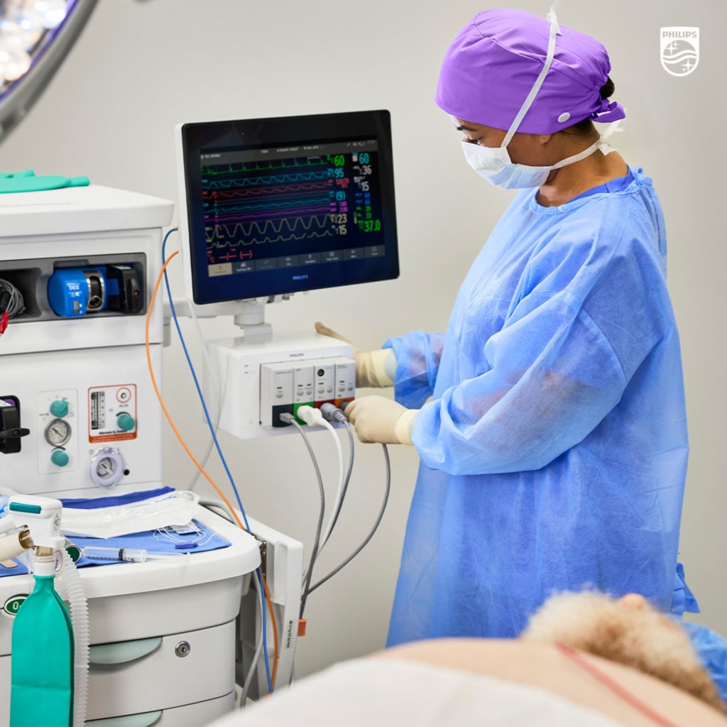 Hero clinician interacting with patient monitor 6000 in the OR