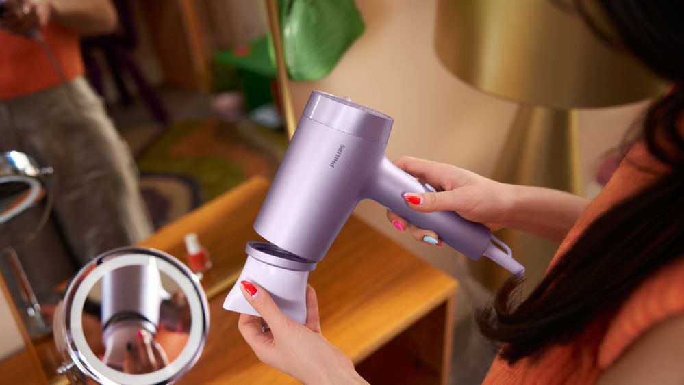 Magnetic styling nozzle attaches effortlessly