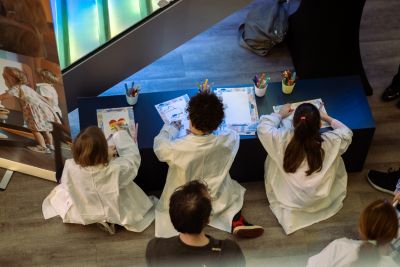 Bezoekers oefenen reanimatie met VR-bril bij Philips HealthLab