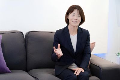 ソファでインタビュー中に話す女性オーラルケア専門家