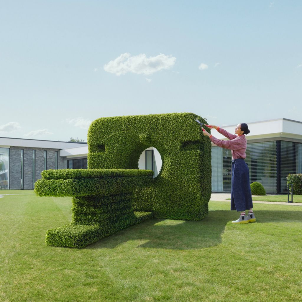 woman ct topiary