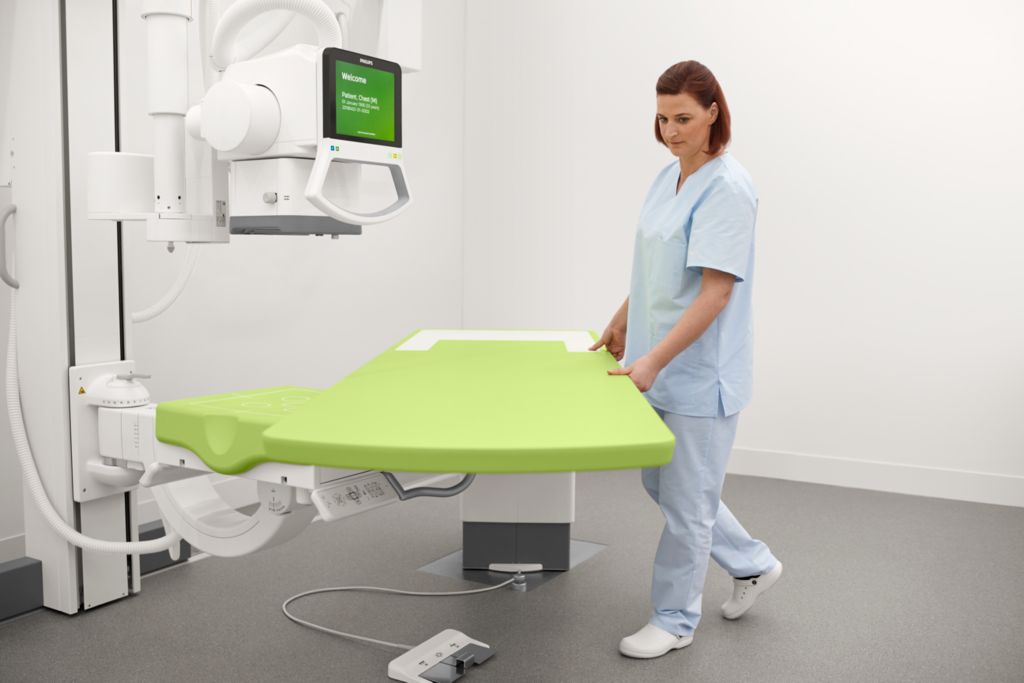 The single-detector DigitalDiagnost C90 Flex room VM90 with automated ceiling suspension, moveable vertical stand, and single side suspended table with swivel put every part of the patient into the exposure range. You can reduce patient repositioning and gain application freedom with virtually unlimited pre-defined settings of the tube and the detector mounted on the moveable stand’s flexible arm