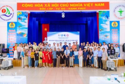 Các giảng viên khách mời và học viên chụp ảnh lưu niệm tại hội thảo siêu âm