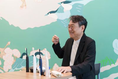 フィリップスソニッケアーについてインタビュー中に笑顔を浮かべる櫻井正夫さん
