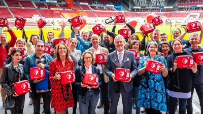 Groep met EHBO-koffers in het stadion
