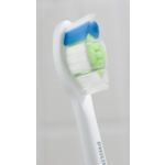 Zobu sukas uzgalis žilbinoši baltiem zobiem