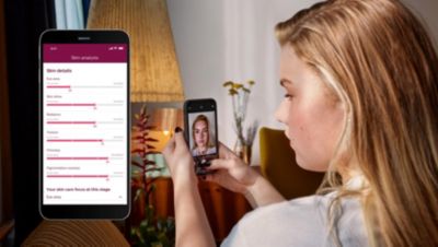 Erwachsene, die eine Hautanalyse-App auf einem Smartphone nutzen