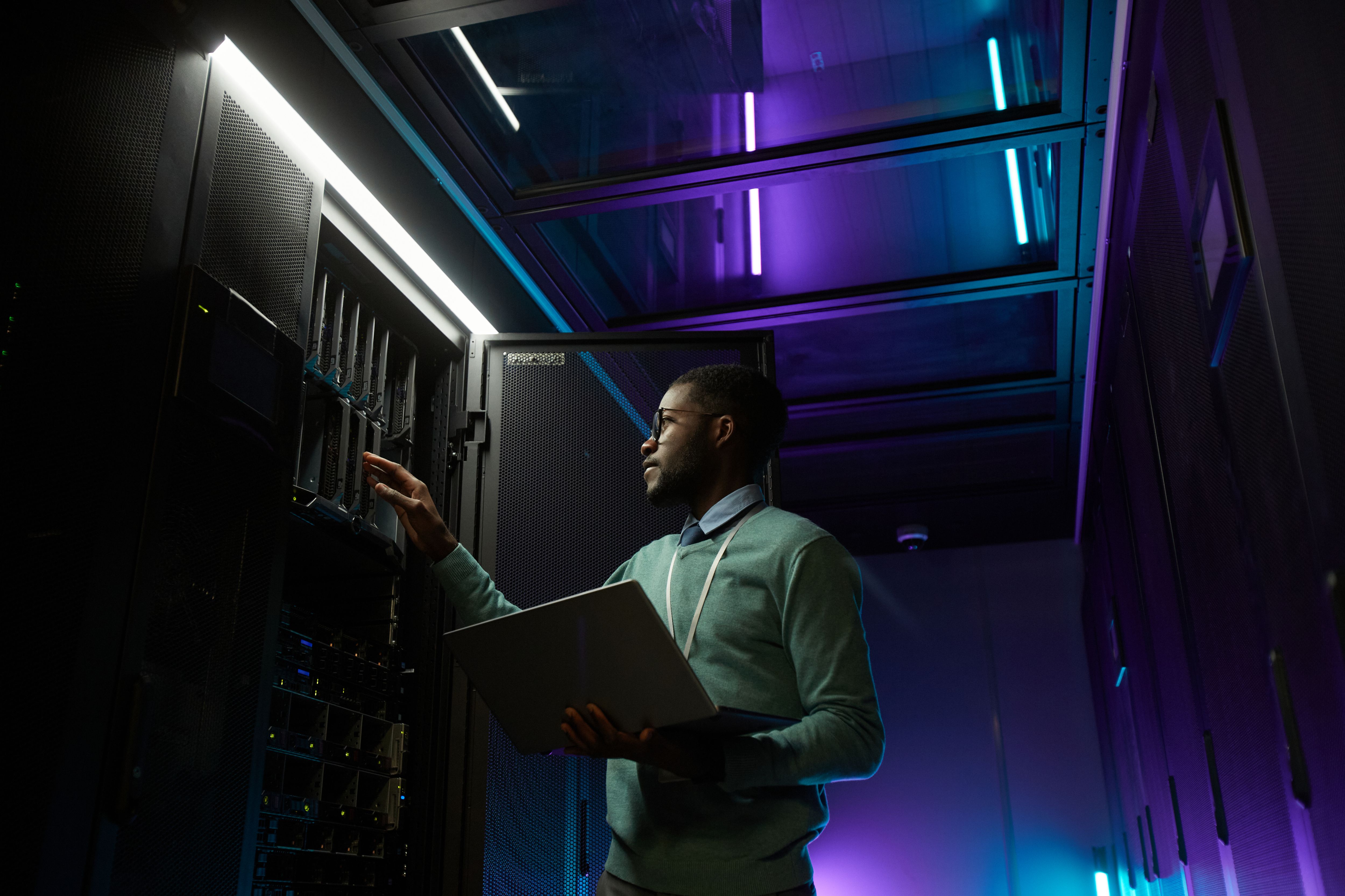 De technicus in het datacentrum