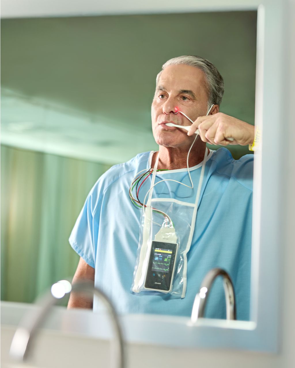Patient se brossant les dents avec le capteur de SpO₂ nasal Alar et le moniteur patient portatif MX40