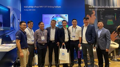Ban lãnh đạo Hội Điện quang và Y học hạt nhân cùng đội ngũ Philips chụp ảnh lưu niệm