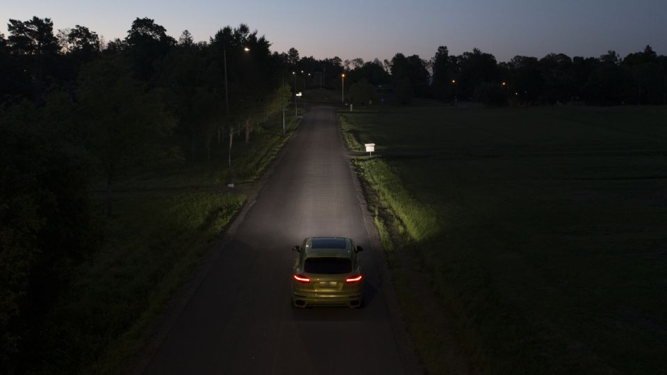 Auto mit eingeschalteten Scheinwerfern