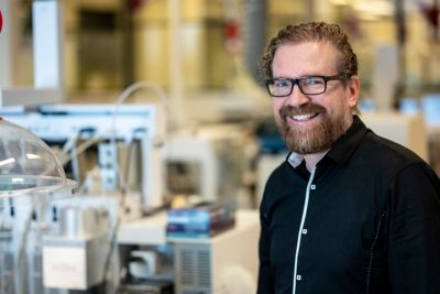 Mark Olof Dirksen portrait in research laboratory environment