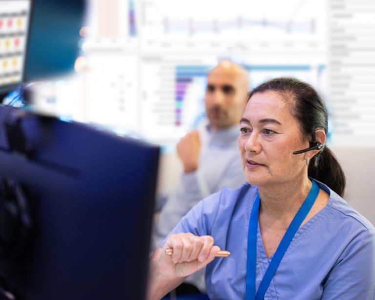 Profession checks the screen in thumbnail