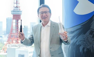 ソニッケアー歯ブラシとパワーフロスを手にした瀬古俊彦