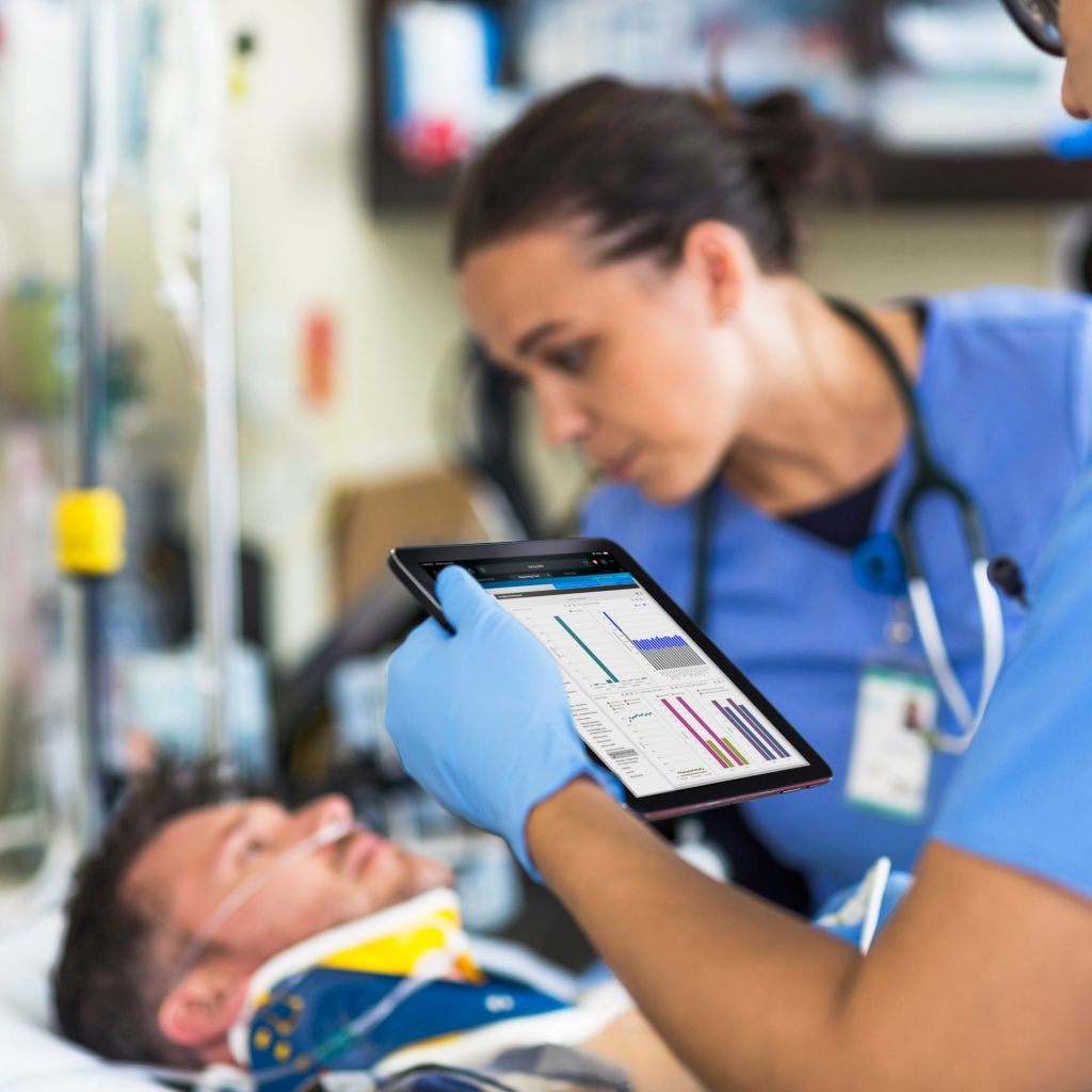 Os médicos utilizam o IntelliSpace ECG para acessar dados críticos de ECG por meio de um tablet com tela sensível ao toque.
