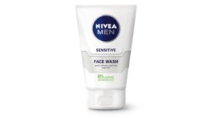 Le nettoyant pour peaux sensibles nettoie en profondeur la peau et la barbe