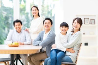 家で一緒に過ごす3世代家族