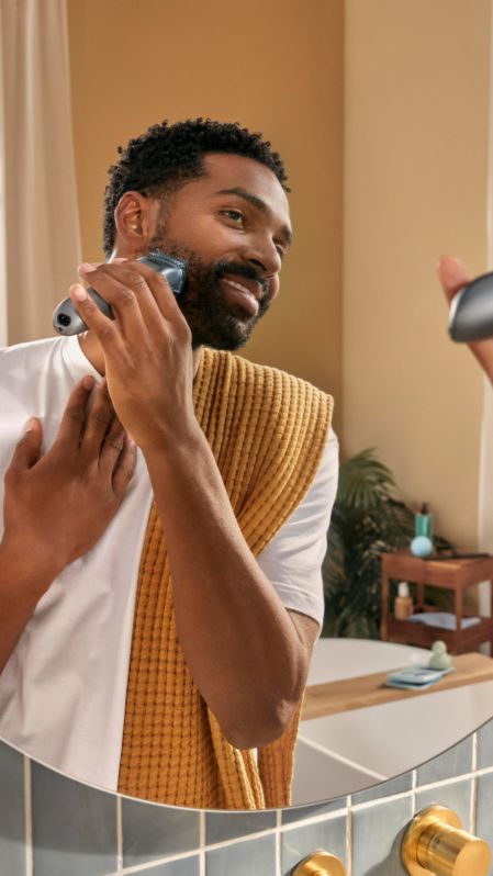 Man trimming full beard with Philips Beard Trimmer 7000