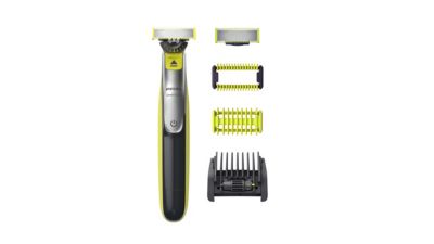 Elektrischer Friseur mit mehreren Trimm-Aufsätzen auf weißem Hintergrund