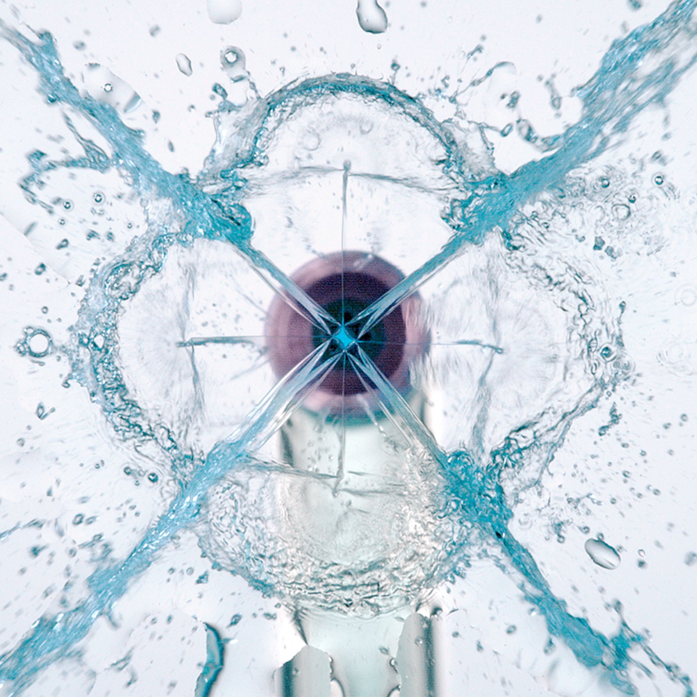 Hand attaching a Quad Stream nozzle to Power Flosser