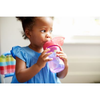 Snap-top lid keeps spout clean on the go