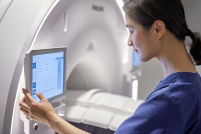 Medische beeldvormingstechnicus bij MRI-scanner