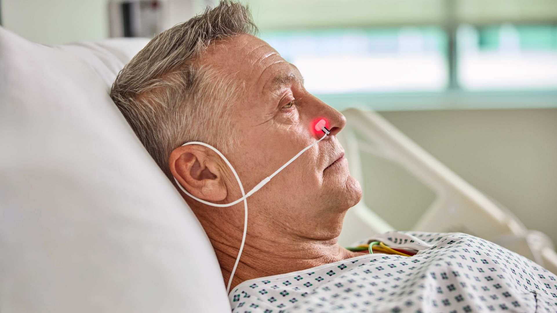 Patient en préopératoire portant un capteur de SpO₂ nasal Alar