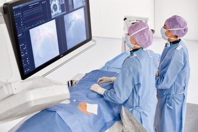 Equipe clínica utilizando o sistema hemodinâmico da Philips com o IntelliVue X3 durante procedimento intervencionista