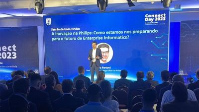 Shez Partovi palestrando no palco durante o evento Philips Connect Day 2023