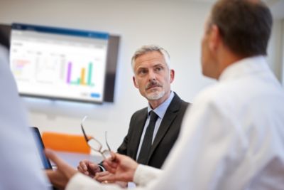 Profesionales de la salud revisando datos clínicos