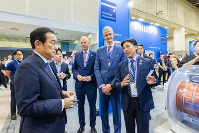 Japan Health 2025でフィリップスとオランダの代表がテープカットを行う