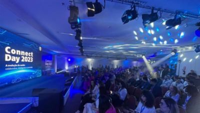 Público participando da conferência Philips Connect Day 2023 com estrutura de palco e iluminação