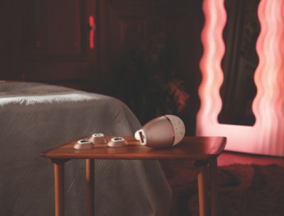 IPL-Haarentfernungsgerät und Aufsätze auf einem Tisch
