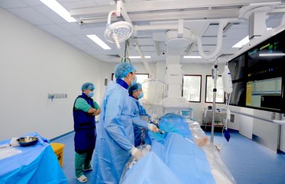 Các bác sĩ tim mạch can thiệp đang thực hiện ca can thiệp mạch vành tại phòng Lab thông tim (Cathlab), phối hợp cùng hệ thống điều trị dưới hướng dẫn bằng hình ảnh giúp hỗ trợ đưa ra quyết định lâm sàng và quan sát theo thời gian thực