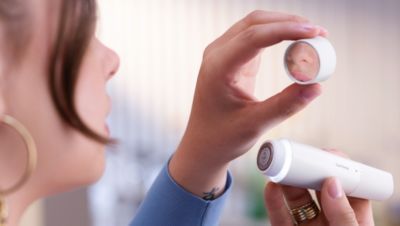 Snadné odstranění chloupků na obličeji díky zabudovanému zrcátku a&nbsp;světlu LED
