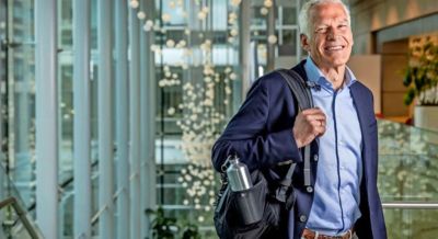 Simon Braaksma glimlacht in Philips-kantoorpand