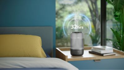 Philips Luftbefeuchter der 1000er Serie auf dem Nachttisch mit angezeigter Laufzeit von 32 Stunden