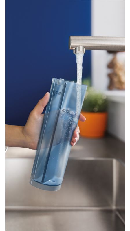 Ruka drži plavi spremnik za vodu