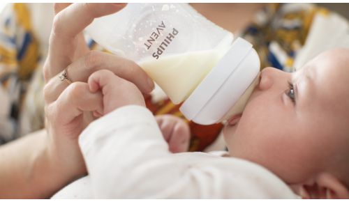 La tetina libera leche cuando el bebé succiona activamente
