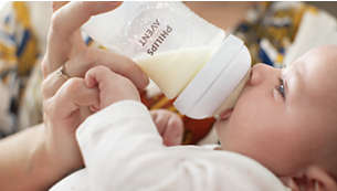 De speen laat enkel melk door als de baby actief aan het drinken is