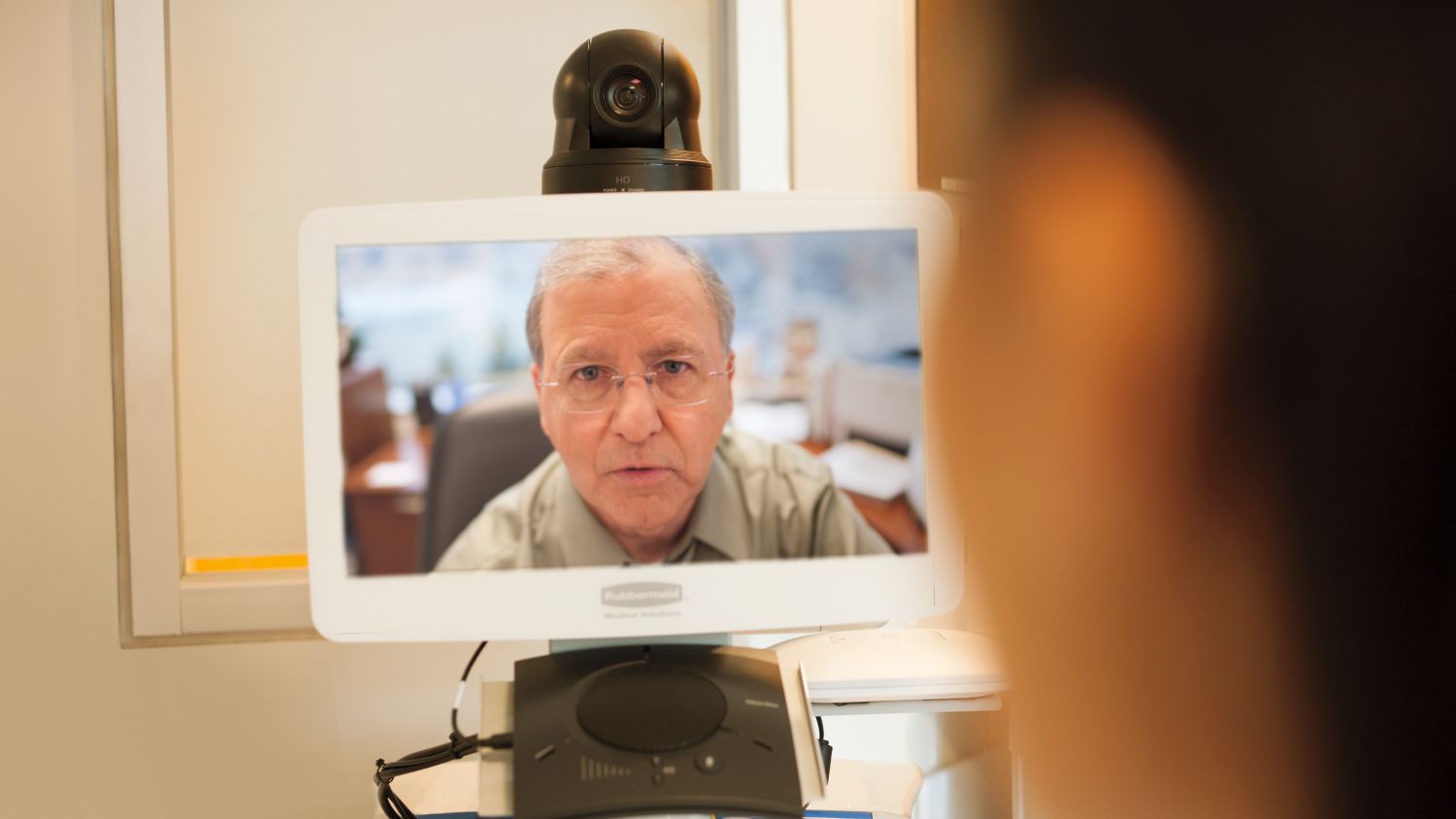 Clinician using Philips remote stroke module