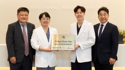 SKY 동물의료센터에서 쇼사이트 현판을 든 수의료 전문가와 회사 관계자들