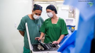 Profissionais de saúde se preparando para um procedimento vascular durante a missão humanitária v-HELP em Mato Grosso
